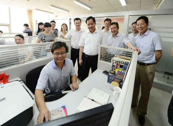 省委常委、常务副省长陈肇雄一行到访高新区大学生创业园.jpg
